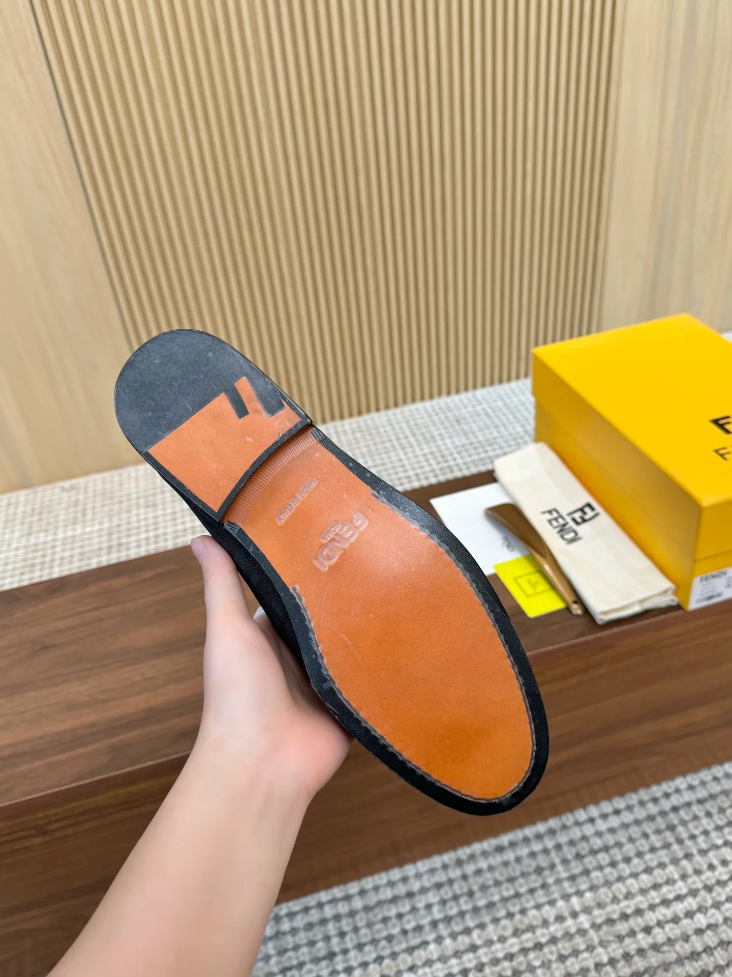 [FENDI] Top P: 980💰 ▪️Size: Men's 39-44. (Customized at 38.45.46) Fendi men's business casual leather shoes Imported brand cloth/calfskin/open edge beads/brand logo printing -Inside: Comfortable cowhide lining -Outsole: Genuine leather outsole with rubber backing embedded in the heel, perfect injection molding -Ultra-high quality control·Fine workmanship: highlighted (high-end·luxury·grade)